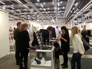 Carola Häggkvist shoppar loss i vår monter på förra FORMEX.